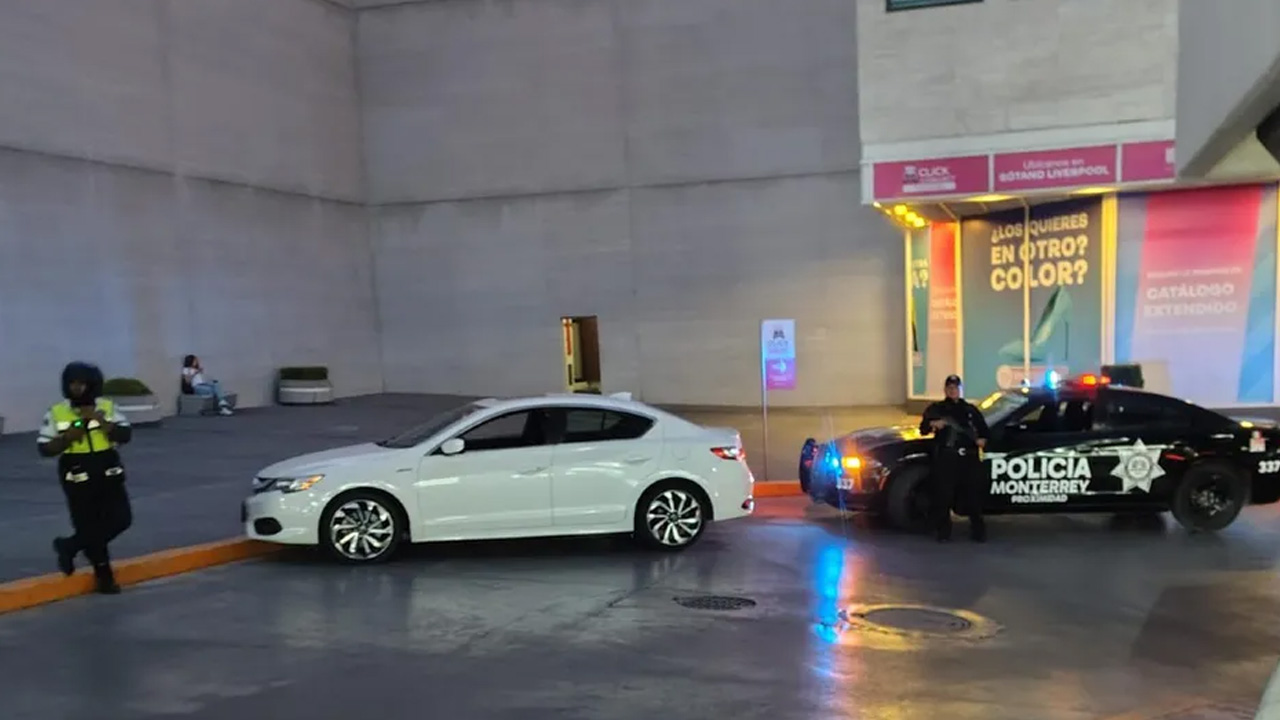 Dos jóvenes de 19 y 20 años fueron detenidos en el estacionamiento de una plaza en Monterrey tras ser señalados por portar armas de fuego.