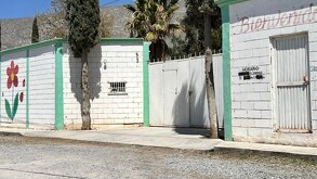 Se observa una fachada con letras que dicen Bienvenidos.