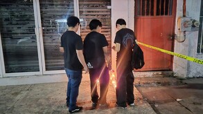 Después del terrible atentado escolar donde murieron dos maestras en Lázaro Cárdenas, Michoacán; la comunidad educativa coloca veladoras y flores.