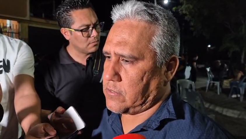 Francisco Delgado, esposo de una de las maestras asesinadas en Michoacán, dando declaraciones con micrófonos y periodistas alrededor