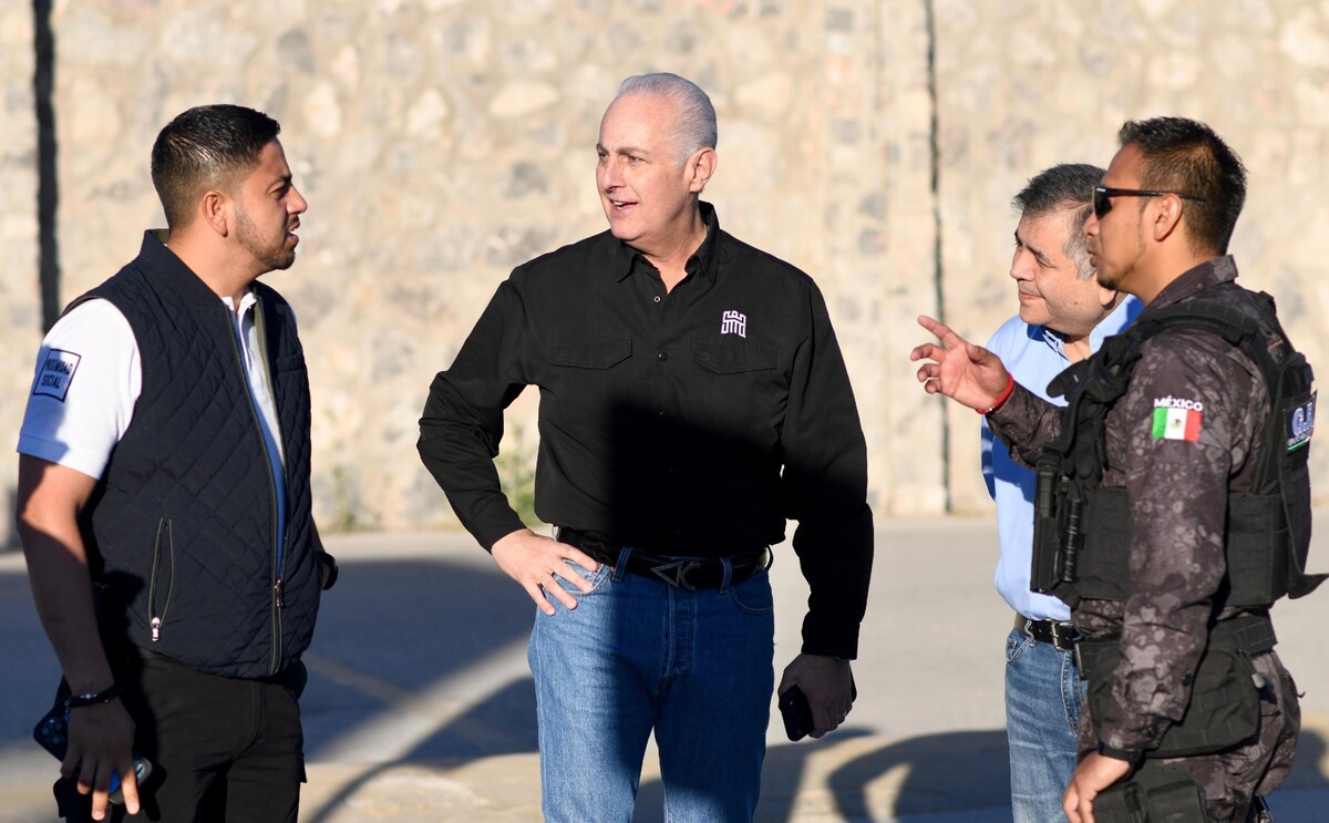 Román Cepeda con elementos de seguridad pública municipal.