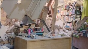 Techo de librería derrumbado junto a varios libros