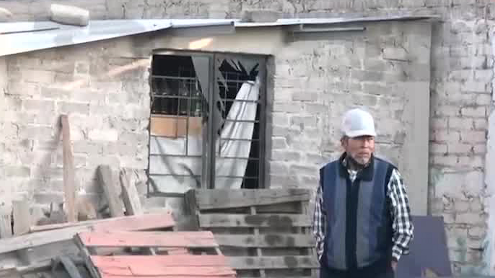 Vecinos y comerciaos aledaños resultaron afectados por el siniestro. Servicios de emergencia laboran en la zona.