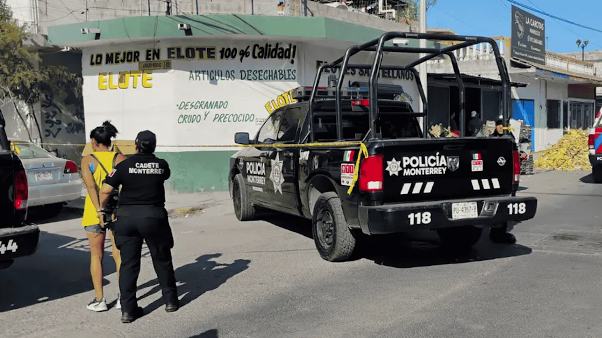 Un incendio provocado por quema de basura en un baldío de Monterrey obligó a desalojar una vecindad y una gasolinera. Reportan intoxicados y una detenida.