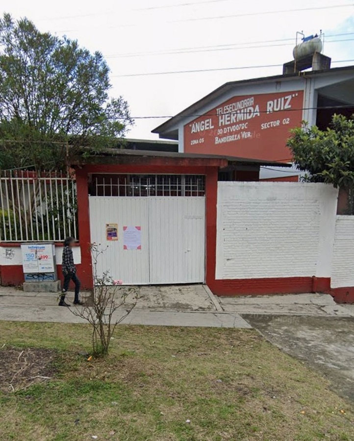 Fachada de una escuela secundaria de nombre 'Ángel Hermida Ruiz'.