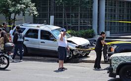 Camioneta chocada y tráfico