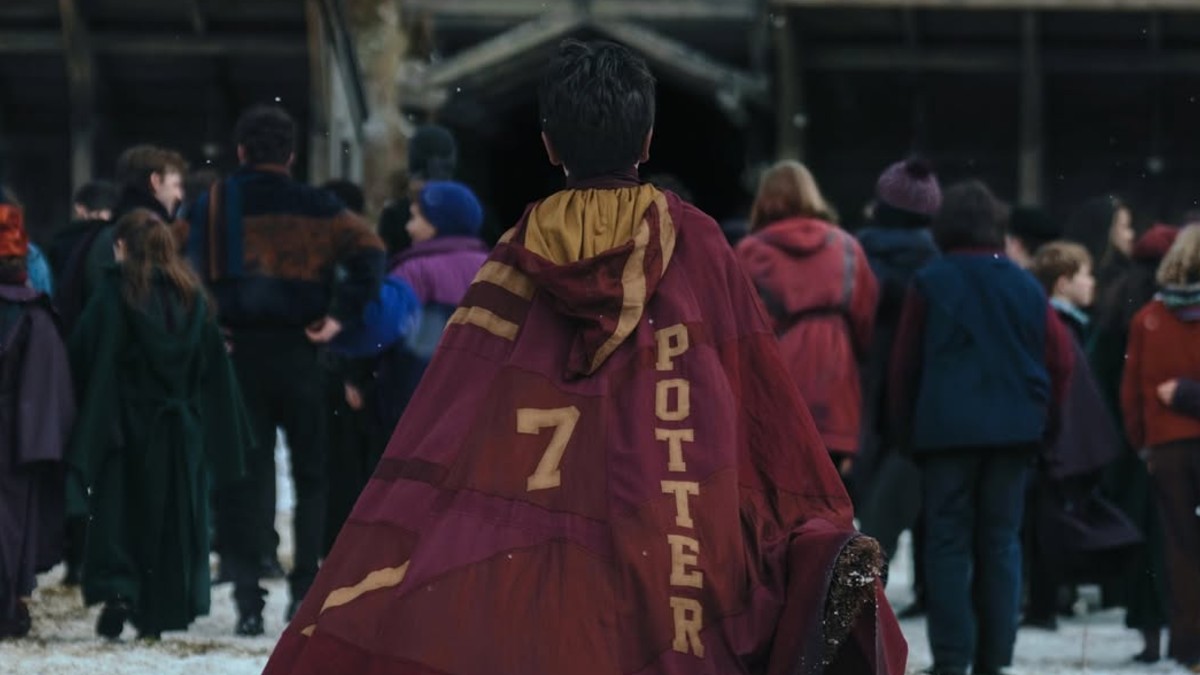 Imagen promocional de la nueva serie de Harry Potter en HBO. Vemos a Harry Potter de espaldas, luciendo una capa con su nombre.