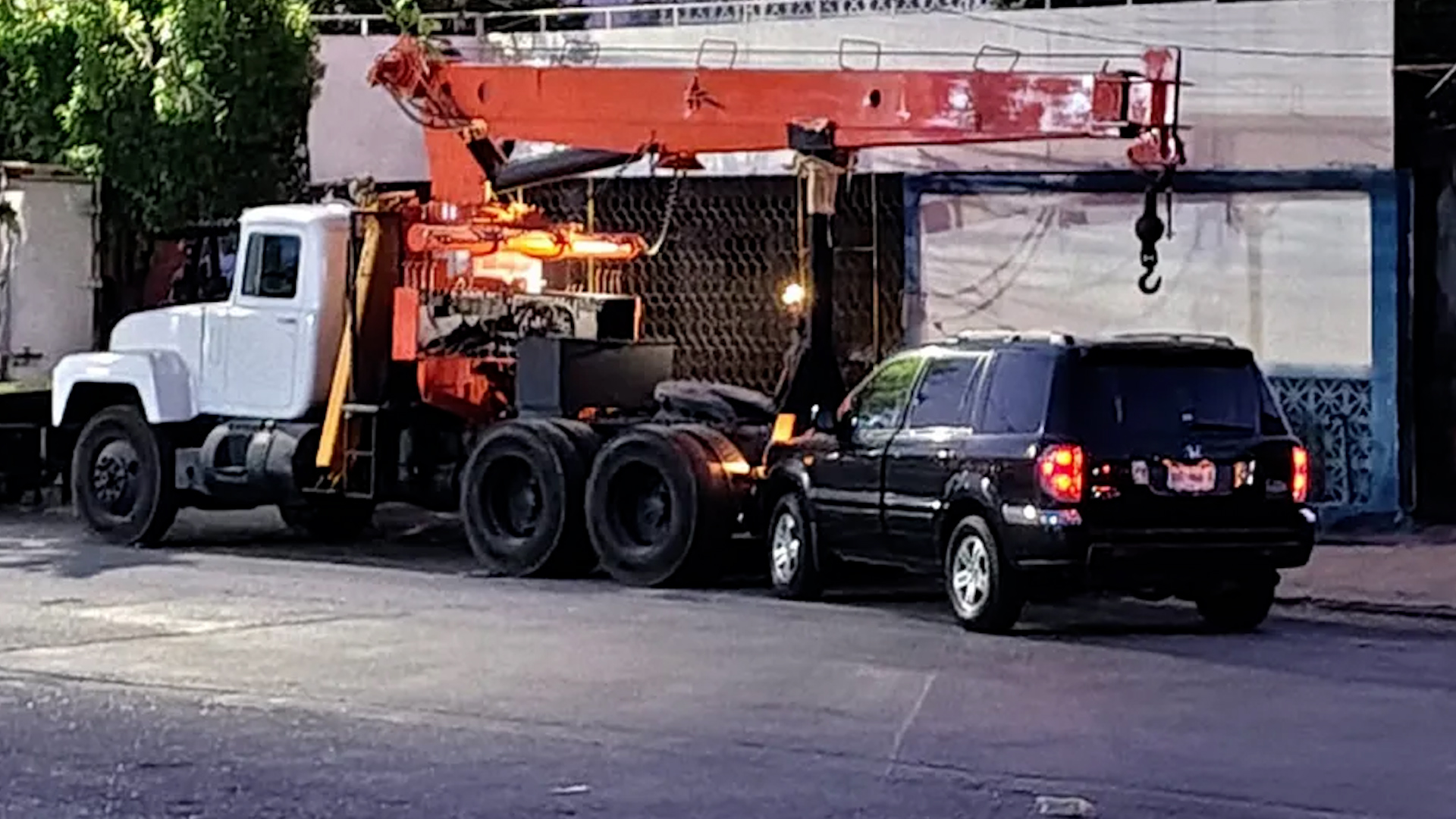 Se informó que el conductor de la camioneta perdió el control y se impactó contra la parte posterior de una grúa que se encontraba estacionada en la acera.