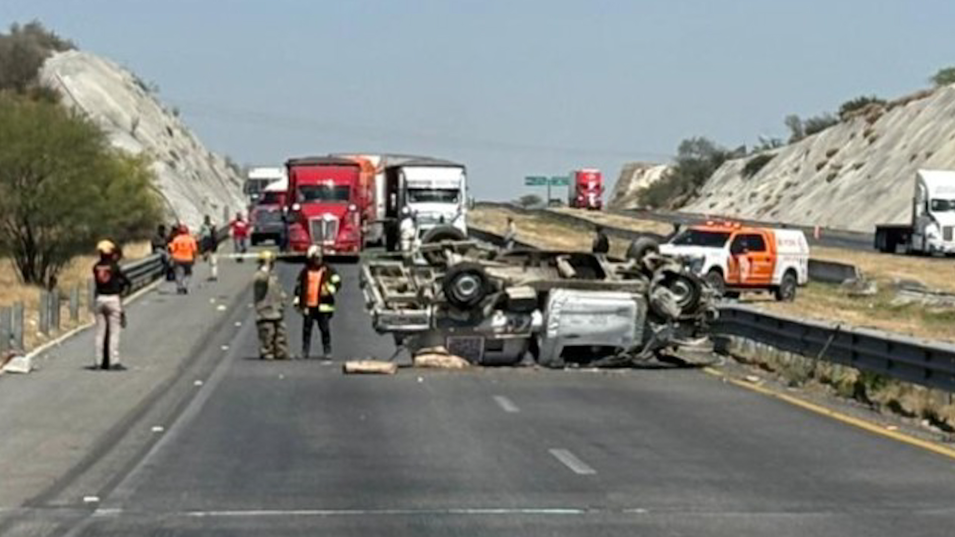Una pipa de gas volcó en el Periférico de Juárez, Nuevo León, provocando una fuga y el cierre de la circulación hacia la carretera Monterrey-Reynosa.