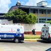 Ambulancias y patrulla de policía estacionadas afuera de una escuela en Veracruz.