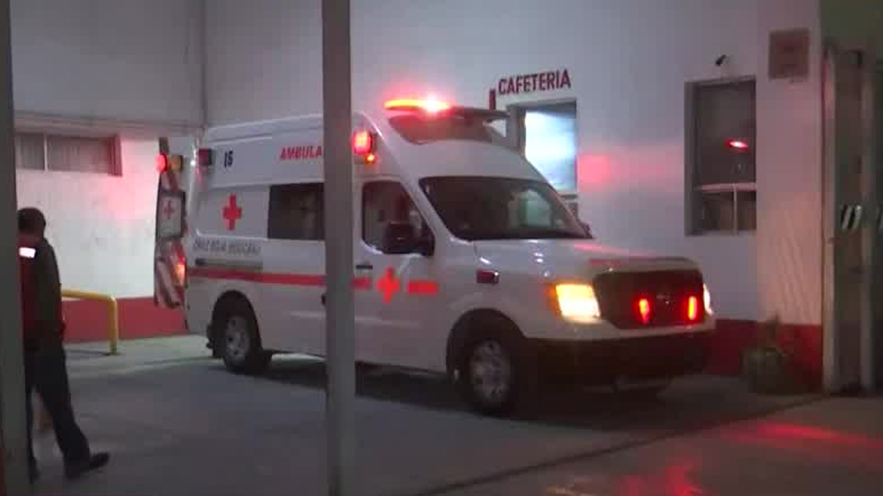 Imágenes captadas durante la cobertura informativa de Telediario Matutino mostraron el momento exacto en que la víctima arribaba al hospital de la afectada.