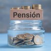 Jarro con dinero ahorrado para pensión