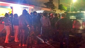 Grupo de personas reunida por la noche.