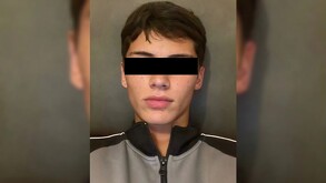 Joven de nombre Sebastián Méndez con los ojos censurados por un recuadro negro vistiendo sudadera gris con negro y blanco con pared color café oscuro de fondo