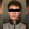 Joven de nombre Sebastián Méndez con los ojos censurados por un recuadro negro vistiendo sudadera gris con negro y blanco con pared color café oscuro de fondo