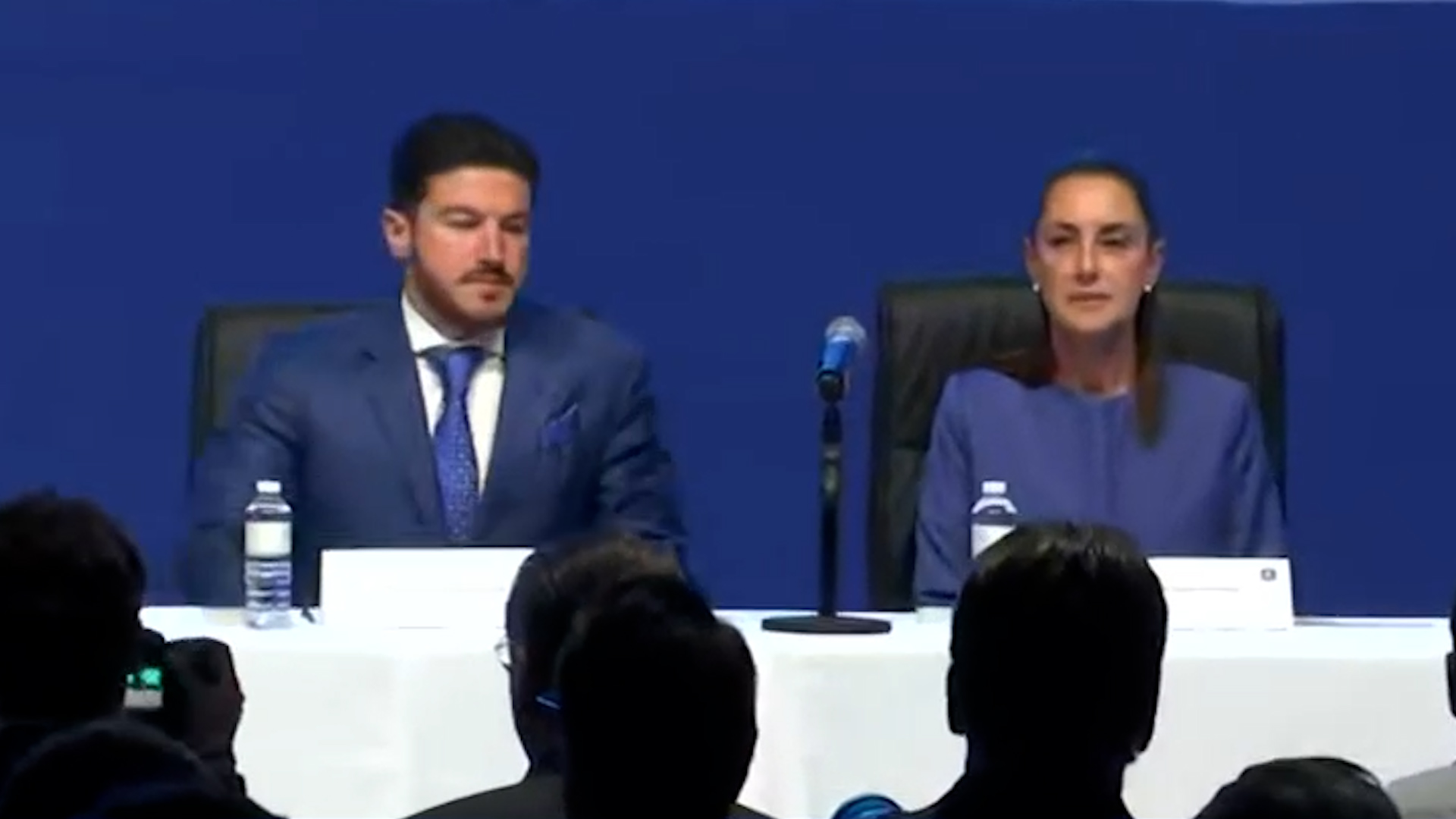 Claudia Sheinbaum llega a Nuevo León para la Asamblea 82 de Caintra. Se anuncian 1,500 mdp para obras del Mundial 2026 y analizan presupuesto estatal.