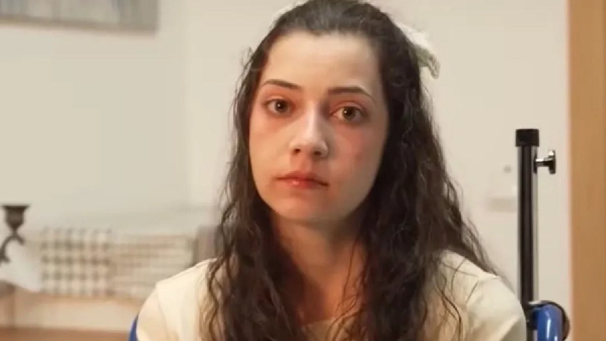 Mujer joven de piel blanca y con cabello rizado