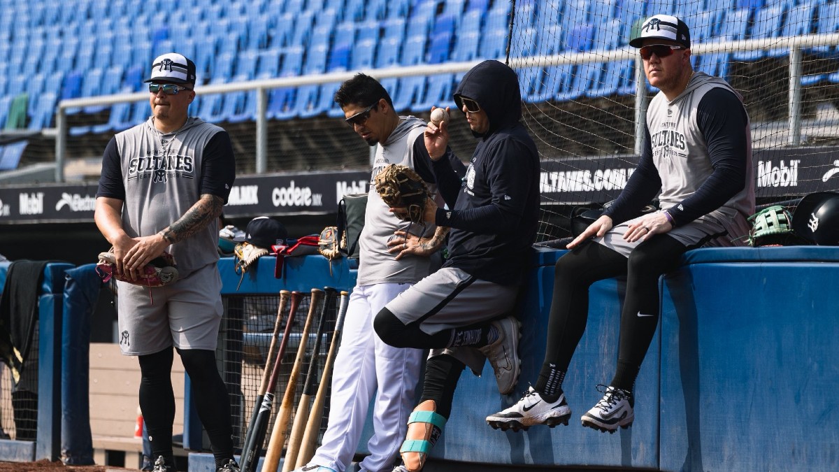 Peloteros de Sultanes durante la práctica en el Walmart Park.