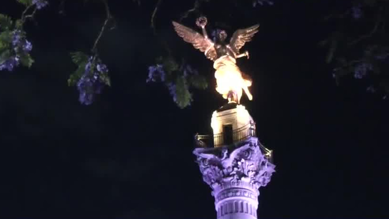 Tomar fotografías en Paseo de la Reforma se ha vuelto una actividad riesgosa para capitalinos y turistas, quienes se exponen al tráfico vehicular.