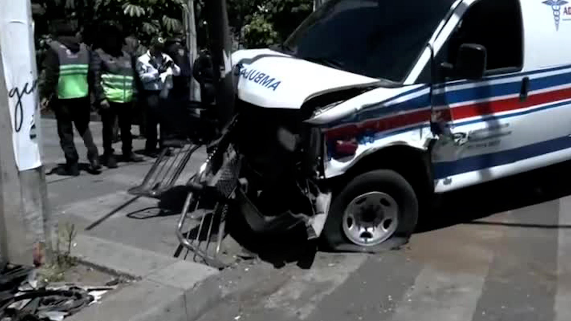 Primeros informes indican que una camioneta particular impactó a la ambulancia y después esta impactó contra la base del semáforo.