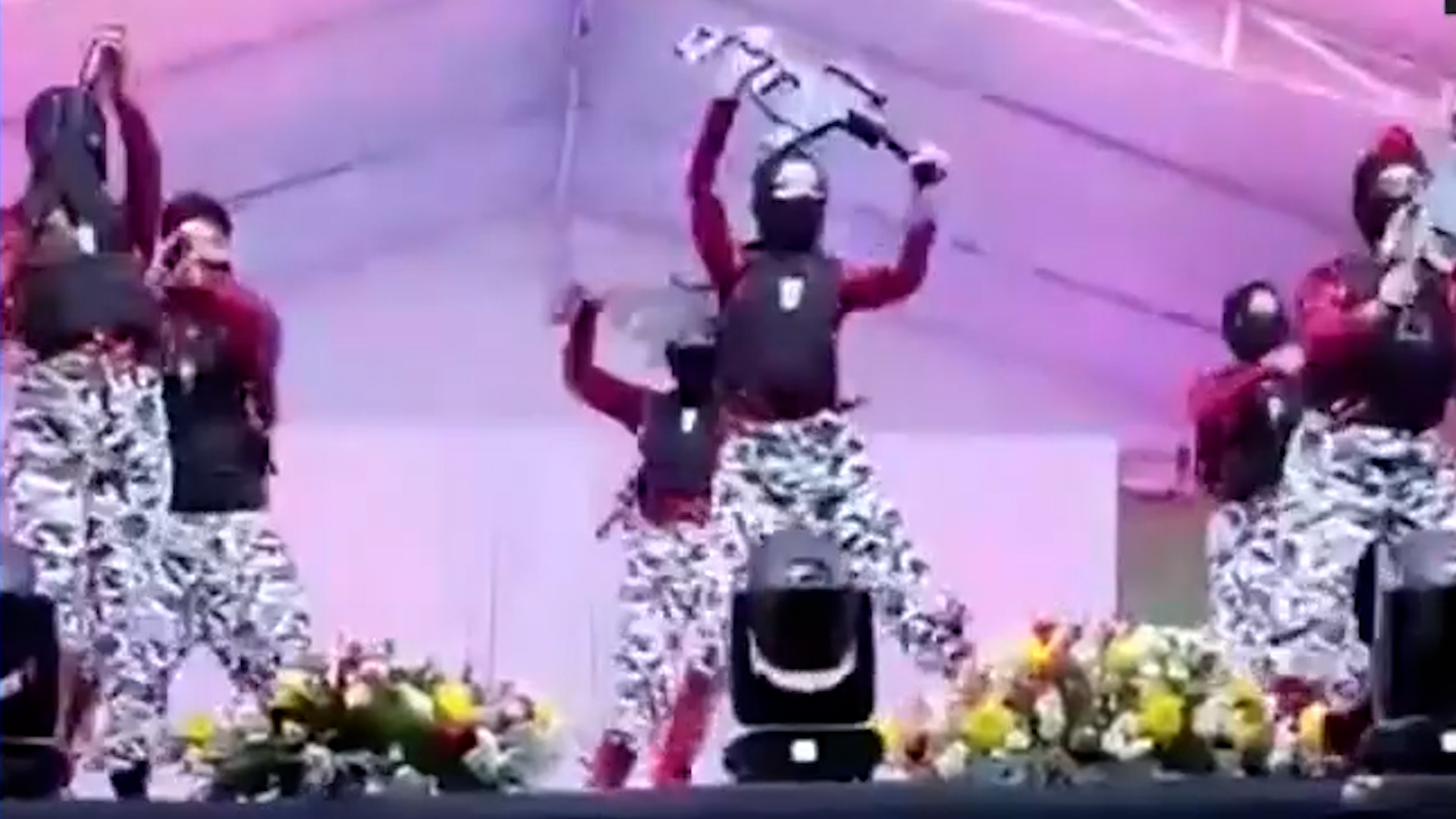 Estudiantes de Bachilleres en Michoacán desatan críticas tras presentar coreografía con armas de utilería y pasamontañas en concurso escolar.