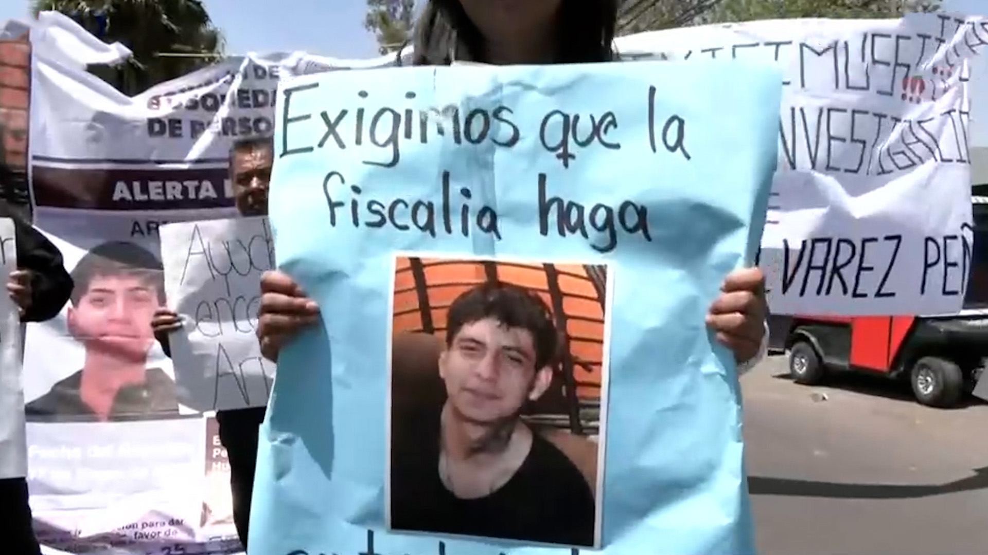 Familiares de Armando Álvarez Peña bloquean Avenida Tláhuac tras su desaparición en Michoacán. Acusan falta de apoyo de la Fiscalía para su localización.