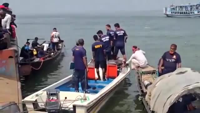 Un autobús de pasajeros que transportaba aproximadamente a 50 personas se precipitó a las aguas del río Padma.