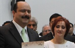 Bertha junto a su esposo siendo entrevistados