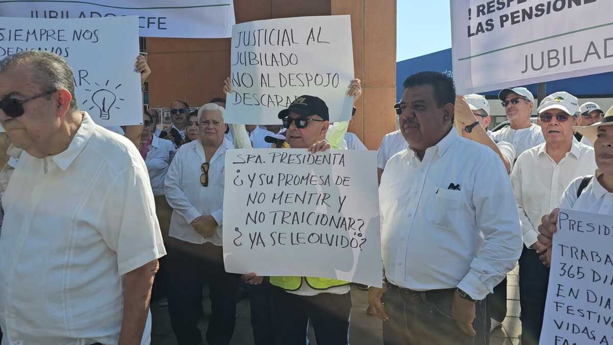 Alrededor de un centenar de jubilados se hicieron presentes en las calles del centro histórico en Guadalajara