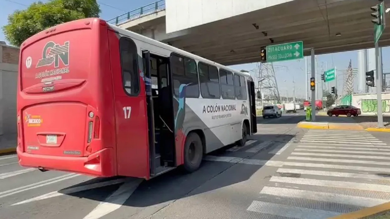 Un ciclista fue atropellado por un autobús en Toluca y el conductor huyó. La víctima fue trasladada a un hospital.