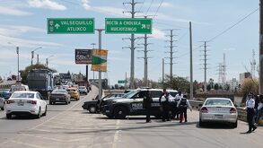 Aglomeración en la Vía Atlixcáyolt debido a cierres parciales por agentes de proximidad vial