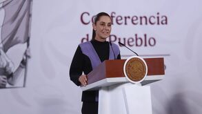 Claudia Sheinbaum en la mañanera del pueblo anunciando precio del diésel