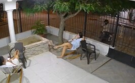 Momento en el que una mujer embarazada fue atacada a balazos por un sujeto desconocido.