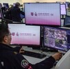 Un operado sentado frente a monitores que muestran las cámaras del C5 capitalino