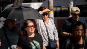 Personas cubriéndose del sol en CdMx