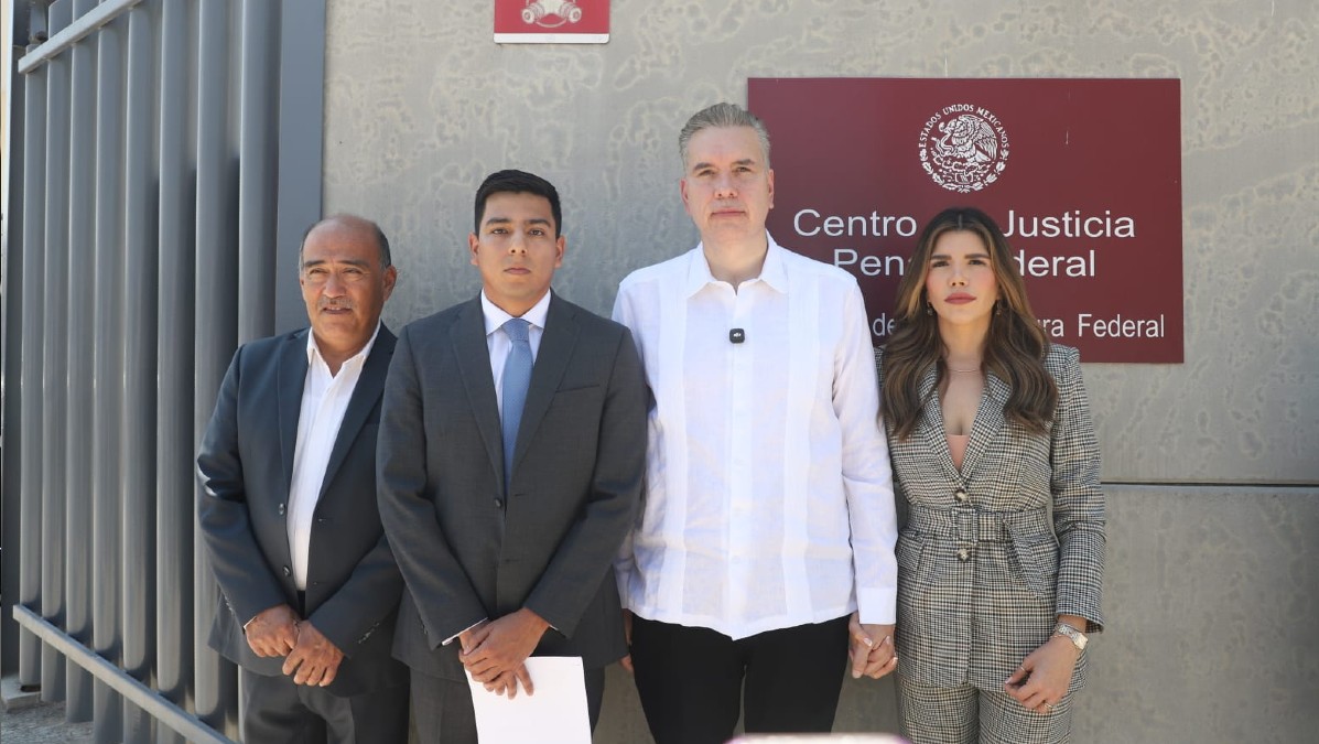 Waldo Fernández y su esposa tras salir de audiencia con Karina Barrón.