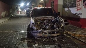 Elementos de Protección Civil de Tehuacán y Bomberos acudieron al domicilio del empresario para sofocar el incendio de su camioneta.