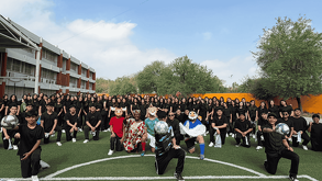 La maestra Marie Ange lidera a 200 estudiantes de Monterrey en una coreografía Afro Latina inspirada en el Mundial. El arte y el deporte se unen en las escuelas