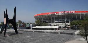 Vista panorámica de un estadio en la Ciudad de México rodeado de zona urbana, con gran afluencia de personas y vehículos en sus alrededores.