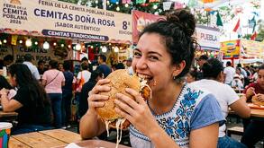 Persona mordiendo una cemita en la Feria de la Cemita Poblana 2026