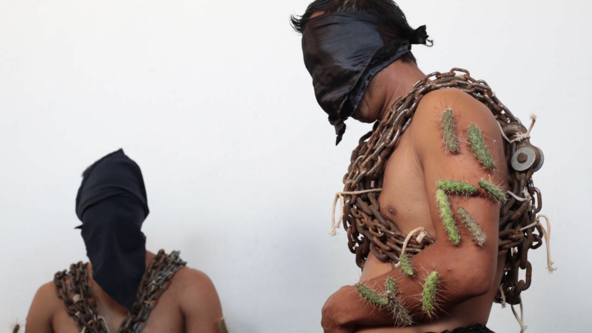 Personas de la procesión de los engollados en Atlixco con la indumentaria característica de Semana Santa Puebla