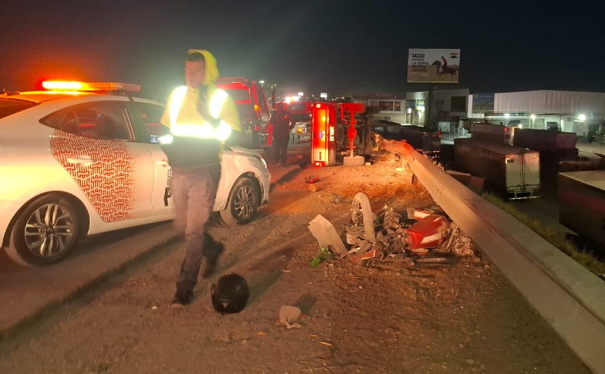 Autoridades de Torreón en el accidente donde un motociclista perdió la vida tras ser arrollado en el periférico.
