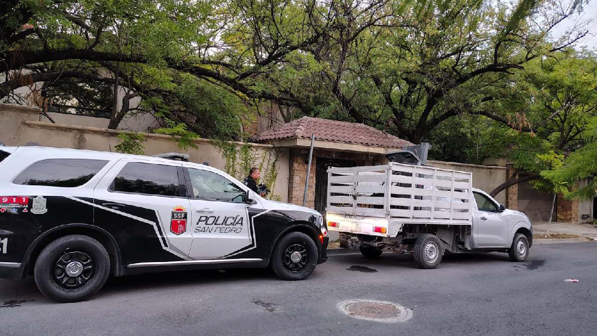 La Fiscalía de Nuevo León investiga a siete policías de San Pedro Garza García por abuso de autoridad. El secretario de seguridad confirmó sus detenciones.