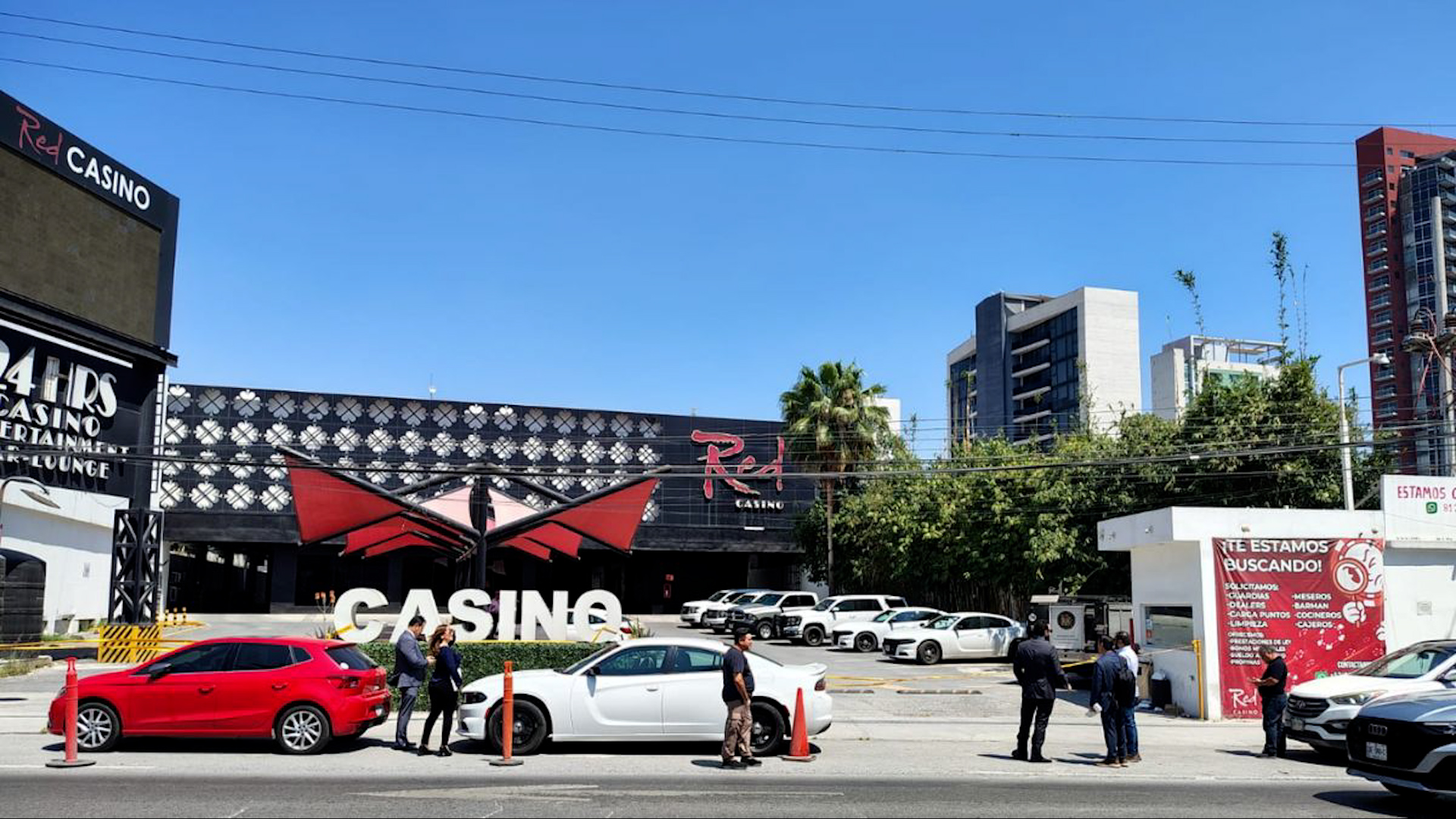 La Fiscalía de Nuevo León realiza operativos simultáneos en el Casino Red y otros centros de apuestas en el poniente de Monterrey por delitos graves.