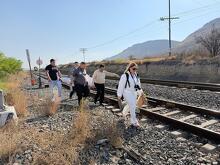 Personal de servicios periciales y autoridades trasladan un cuerpo localizado a un costado de las vías del tren en una zona rural al sur de Saltillo.