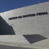 Se observa un edificio color gris y letras que dice Centro de Justicia Penal.