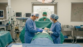 Durante el traslado al quirófano, personal médico, familiares y amigos formaron una valla en señal de reconocimiento.