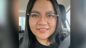 Imagen de una mujer de pelo negro y lentes dentro de un vehículo.