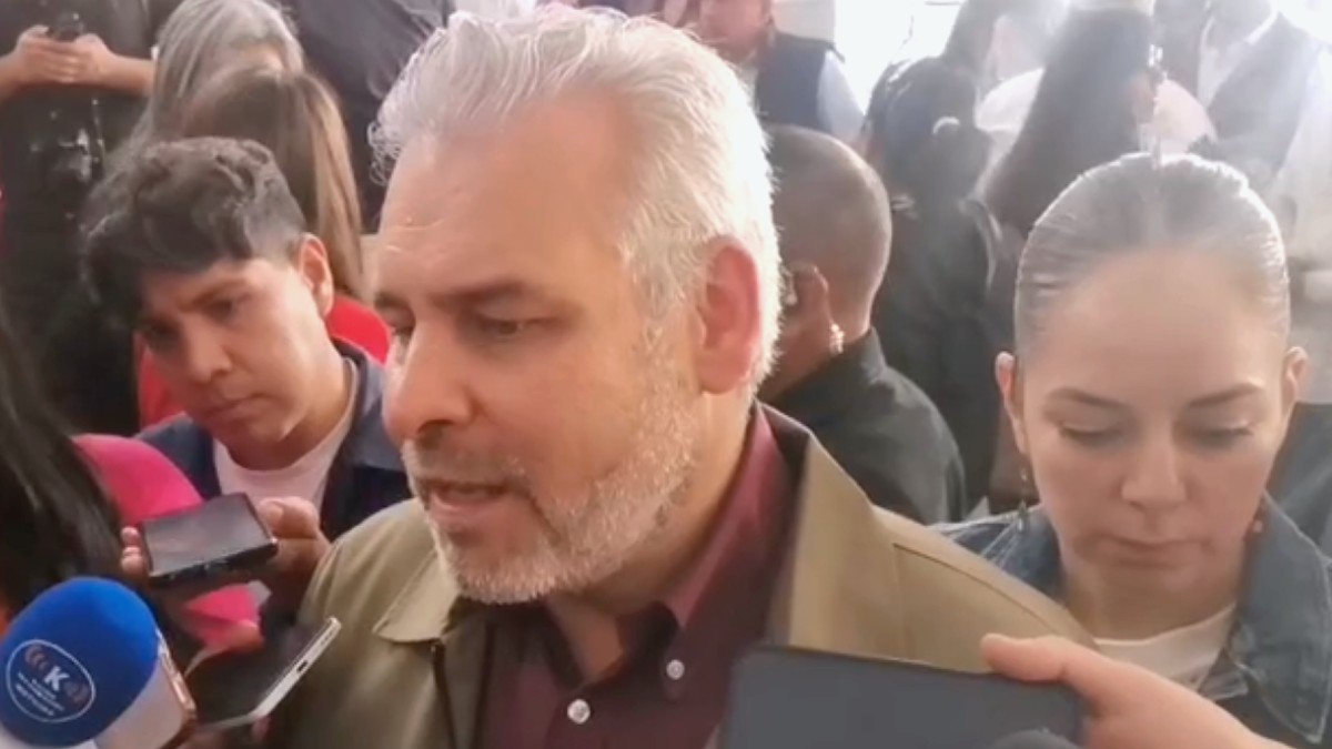 Alfredo Ramírez Bedolla en chacaleo con medios de comunicación