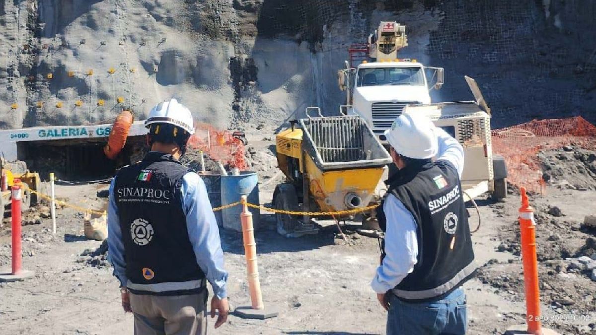 Personal de minería trabajando en la explotación de un terreno.